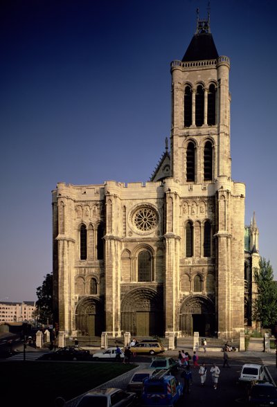 Zicht op de westgevel, begonnen ca.1135 door French School