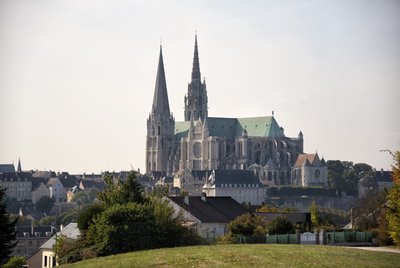 Uitzicht op de kathedraal van Chartres met de stad door French School
