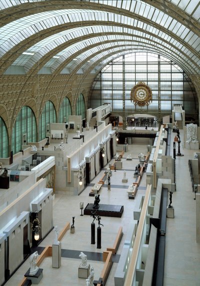 Zicht op het centrale schip van het Musee (Gare) d