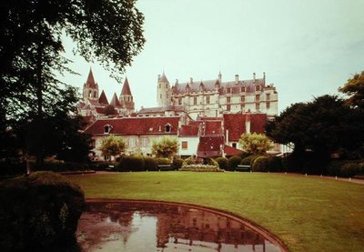 Uitzicht op het kasteel en de Kerk van St. Ours door French School