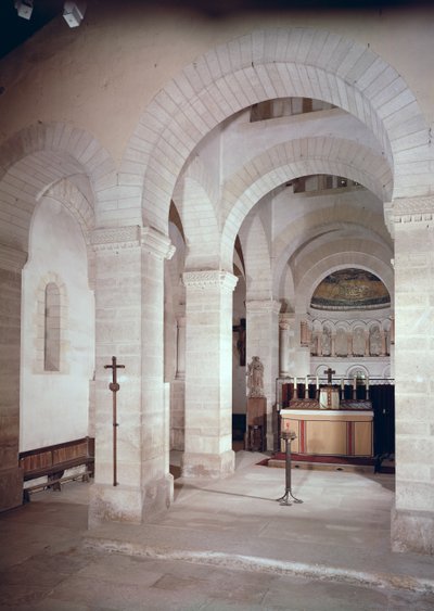 Zicht op het koor, gebouwd in 806 AD door French School