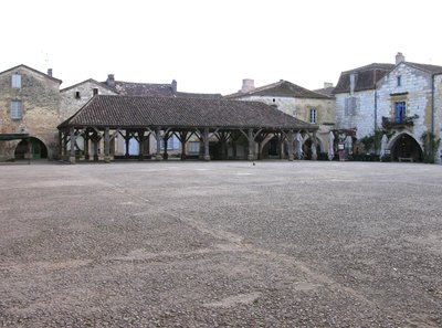 Uitzicht op de overdekte markt in het dorp door French School