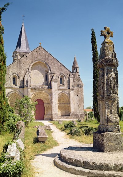 Uitzicht op de gevel van de Kerk van St. Pierre, 1150-75 door French School