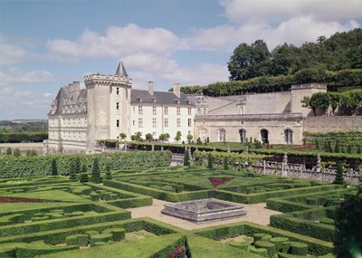 Uitzicht op de donjon en de tuinen door French School