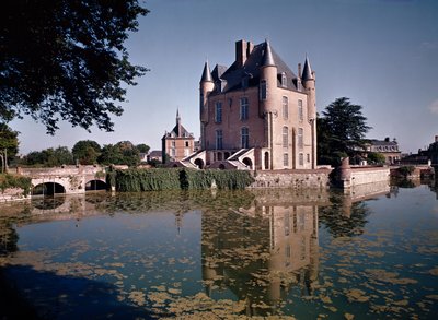 Uitzicht op de donjon van het kasteel, gebouwd 1355-88 door French School