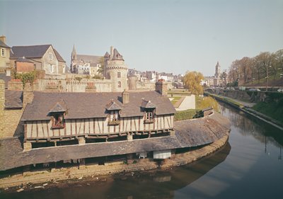 Uitzicht op de oude vestingwerken en een washuis door French School