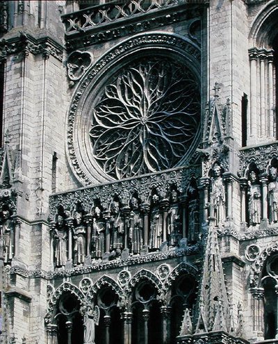 Uitzicht op het roosvenster aan de westgevel, 1225-30 door French School