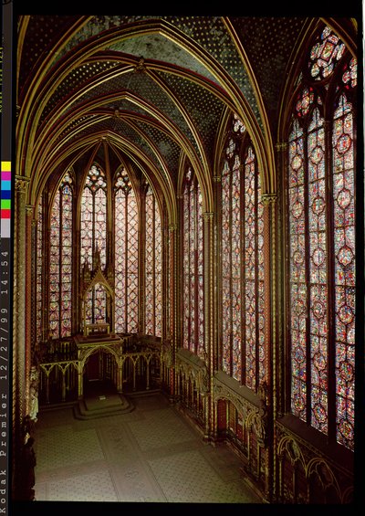 Zicht op de glas-in-loodramen in de bovenkapel, 1246-48 door French School