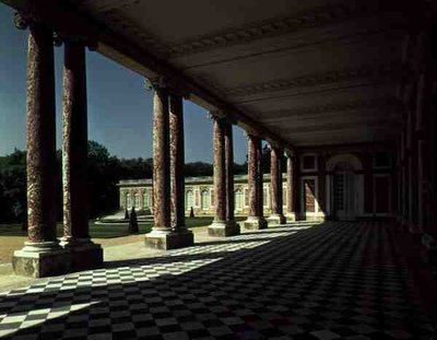 Uitzicht op het terras aan de rechtervleugel van het Grand Trianon, ca. 1725 door French School