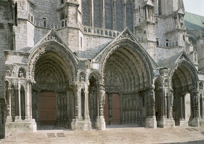 Uitzicht op de drie portalen van het noordtransept door French School