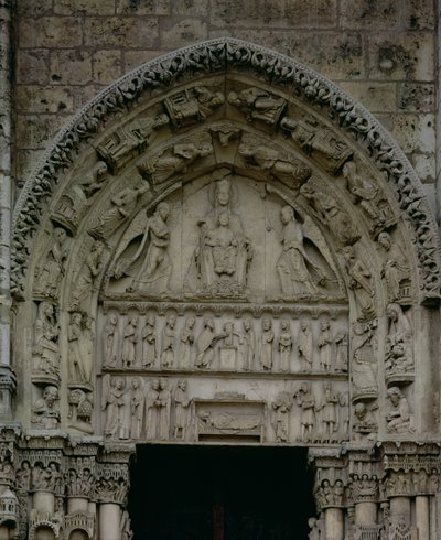 Uitzicht op het timpaan met de Madonna en Kind op de troon, Zuiddeur van het Koninklijke Portaal, c.1145-50 door French School
