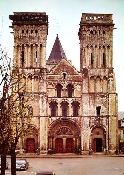 Uitzicht op de westgevel van La Trinite, Abbaye aux Dames door French School