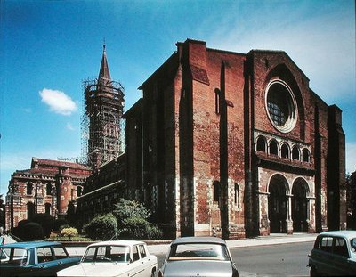 Zicht op de westgevel van de kerk, begonnen ca. 1075-80 door French School