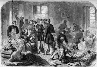 Bezoek van keizer Napoleon III aan de gewonden van de Slag bij Montebello in de geïmproviseerde ambulances in Voghera op 21 mei 1859. Gravure naar een schets van Moullin. door French School