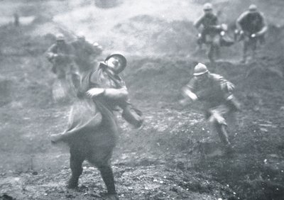Franse soldaat uit de Eerste Wereldoorlog geraakt door geweervuur tijdens een aanval aan het Westfront door French School