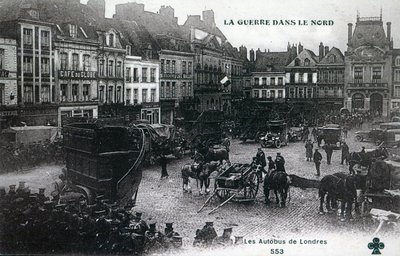Oorlog in het Noorden: Londense bussen van de British Expeditionary Force op het hoofdplein in Bethune in 1915 (fotolitho) door French School