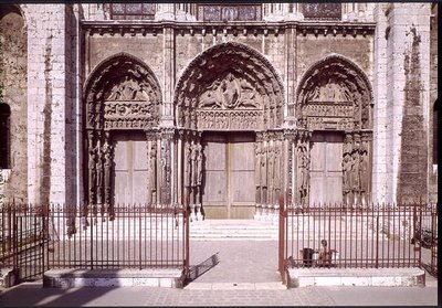 Westgevel met de drie deuren van het Koninklijk Portaal met (L naar R) de Hemelvaart, Christus in Majesteit met de symbolen van de evangelisten en de apostelen en de Madonna en Kind op de troon door French School