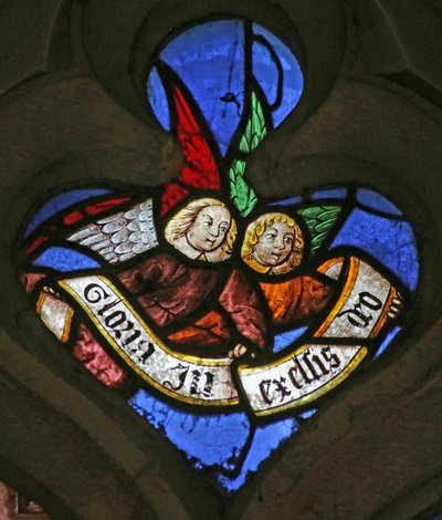 Raam met engelen: "Gloria in excelsis Deo" (glas-in-lood) door French School