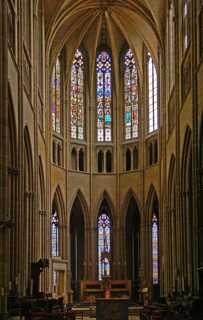 Raam met een uitzicht op het oostelijke einde van het koor van de kathedraal door French School