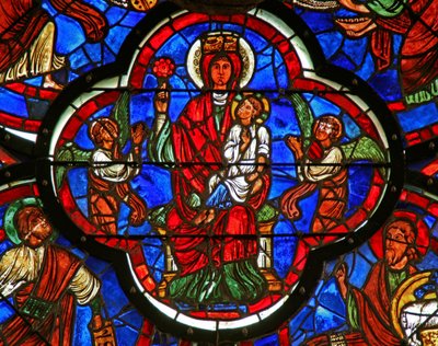 Venster met de Maagd die Christus op haar knie houdt en een roos in haar rechterhand (detail) door French School