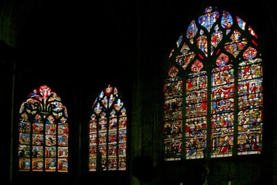 Raam met de oostkant van de kerk met het hoofdoostraam in het midden door French School