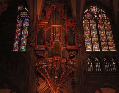 Raam met de noordzijde van het schip met het orgel en de bovenramen door French School