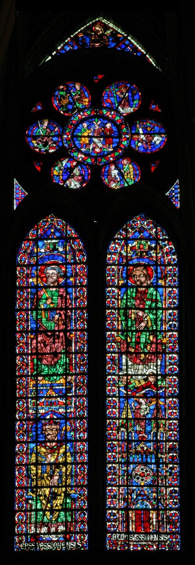 Raam w102 met St. Petrus en St. Andreas; Kathedraal van Soissons en een bisschop; in de roos Scènes uit het leven van St. Petrus door French School