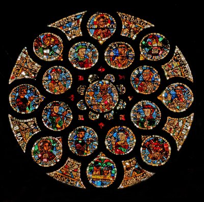 Raam w108 met het Nieuwe Verbond: bovenaan Christus (Alpha en Omega), dan de vier symbolen van de Evangelisten die een vierkant vormen, twee Deugden aan de linker- en rechterkant, en de Ar door French School