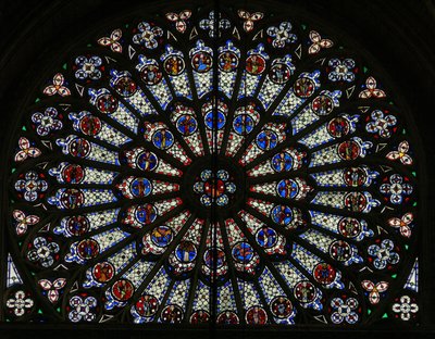 Raam w121, het noordelijke roosvenster, met Apostelen, Evangelisten, bisschoppen, koningen, martelaren, St. Petrus en St. Paulus (roosvenster - intern) door French School