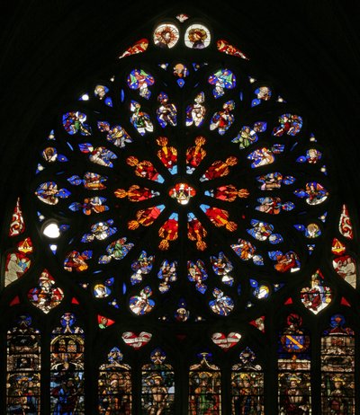 Raam w135 met God, serafijnen, muzikale engelen en tien van de apostelen. De lancetten hieronder bevatten laat 16e-eeuwse figuren, de patroonheiligen van de toenmalige kanunniken: St. Jacobus, St. Christoffel, St. Karel de Grote door French School