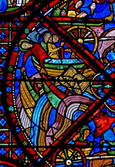 Raam w15 met het verhaal van de relieken van St. Stefanus: ondanks de inspanningen van de demonen overleeft het schip met de relieken de reis - andere schepen zinken door French School
