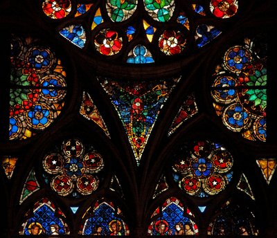 Venster w17 met de traceringlichten met geometrisch en decoratief glas door French School