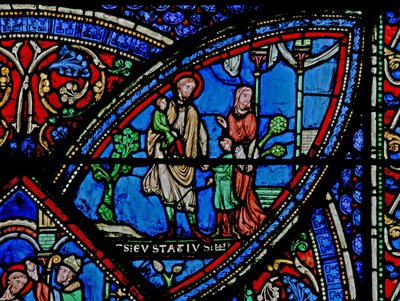 Raam w21 met een scène uit het leven van St. Eustache: hij verlaat zijn huis met zijn familie door French School
