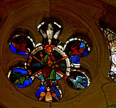 Raam w85 met Christus omringd door zes duiven en de zevende vasthoudend, symboliserend de Heilige Geest door French School