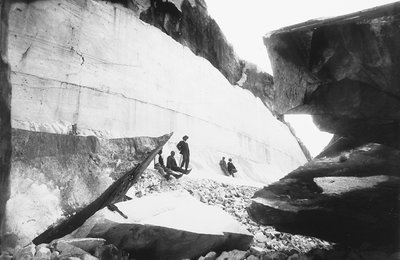 Enkele mannen zittend langs de muren van een marmergroeve, in de Apuane Alpen door G. Armani