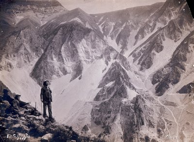 Uitzicht op de Apuanische Alpen met de marmergroeven. Enkele mannen bewonderen het uitzicht op de voorgrond. (zw/w foto) door G. Armani