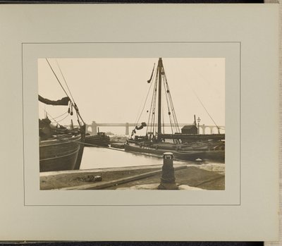 Runcorn - Old Quay Docks door G. Herbert and Horace C. Bayley