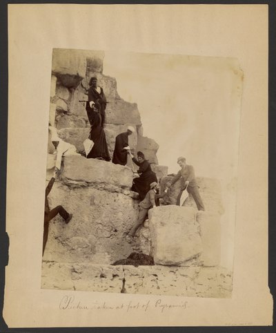 [Foto genomen aan de voet van piramides]. door G. Lekegian