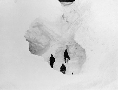 IJsgrot, ca. 1911, 1913 door G. Murray Levick