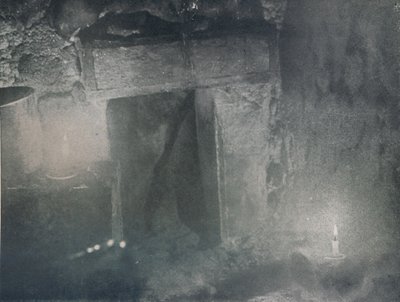 Binnenkant deur van Iglo bij het licht van blubberlampen, ca. 1911, 1913 door G. Murray Levick