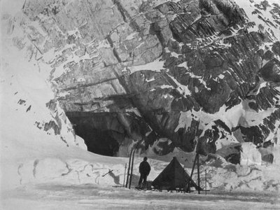 Levick Buiten Kamp bij Penelope Point, 1912, 1913 door G. Murray Levick