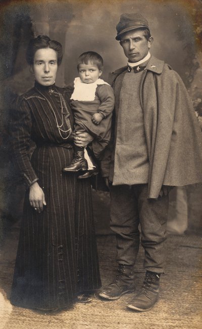 Ansichtkaart met een infanteriesoldaat, kanonnier, in het uniform van de oorlog met zijn familie, 16031917 door G. Negri