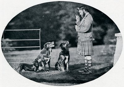 Mr. Francis Clark, de lakei van de koningin, met drie van haar favoriete honden door G. W. Wilson and Company