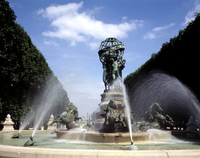 Zicht op de fontein van de vier delen van de wereld, of fontein van het observatorium of zelfs de Carpeaux fontein, gelegen op Place Camille Jullian in Parijs in de Marco Polo tuin. Deze bronzen fontein werd gebouwd tussen 1867 en 1874 door architect Gabri door Gabriel Jean Antoine Davioud