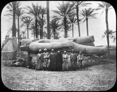 Gevallen kolossaal standbeeld van Ramses de Grote, Memphis, Egypte, ca. 1890 door Gabriel Lekegian