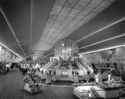 Verlichte globe van Cel-O-Glass in de Hal van Landbouw op de Wereldtentoonstelling van New York, 1939 door Gabriel Moulin