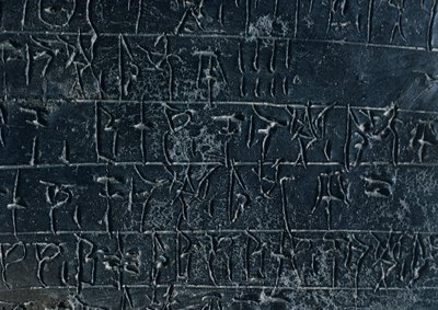 Terracotta tablet, uit de Nestor Paleis archieven in Pylos (Griekenland). Detail: een inscriptie in Lineair B. Myceense beschaving, ca 13e eeuw v.Chr. door Gabriele Bella