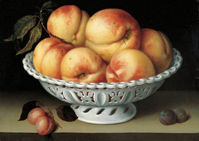 Perziken in een geperforeerde witte faience mand door Galizia Fede
