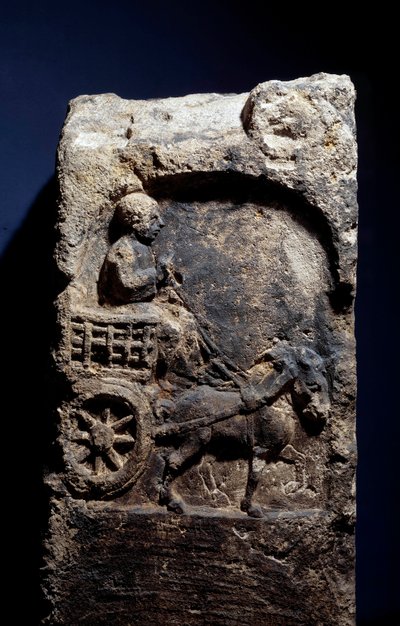 Gallo-Romeinse kunst: stèle die een man op een wagen voorstelt, getrokken door een paard door Gallo Roman