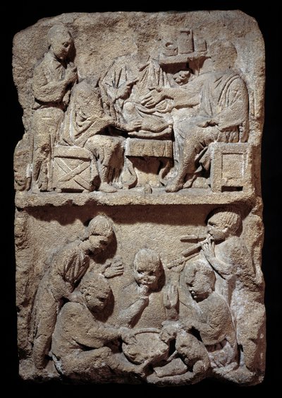 Gallo-Romeinse kunst: stele die een scène van maaltijden en kinderspelen voorstelt. 50 v.Chr.-100 n.Chr. Metz. Museum voor Schone Kunsten door Gallo Roman